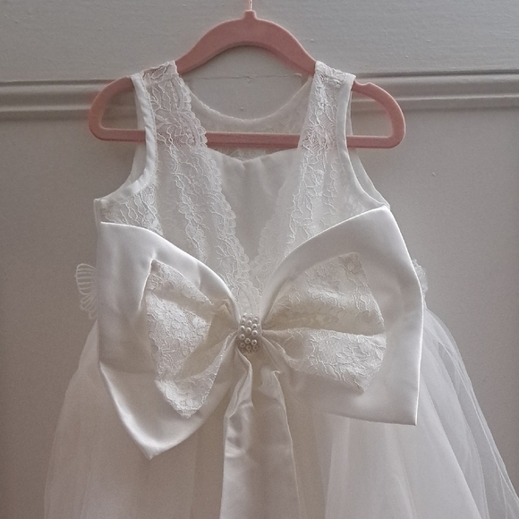 White Lace Dress With Pearl And Bow Details - Picture 3 of 7